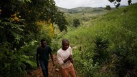 Banyak penduduk pindah ke Republik Dominika. Juga banyak yang pergi ke ibukota Haiti,  Port-au-Prince untuk mengadu nasib, dan sebagian lagi memilih bertahan. (Andres Martinez Casares/Reuters)