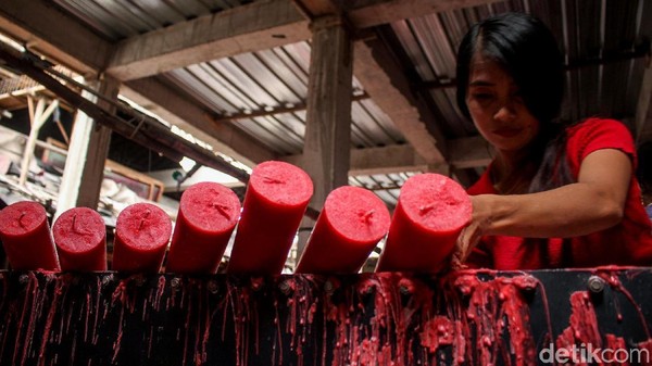 Produksi Lilin Dikebut Jelang Imlek