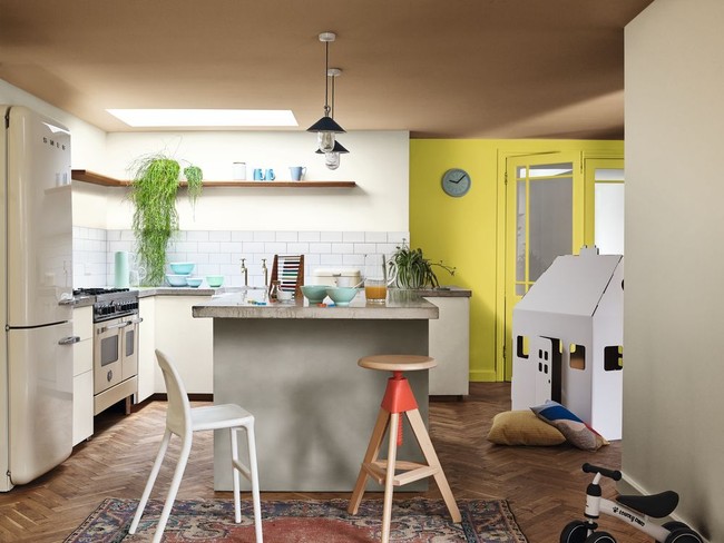 Selain di dinding, warna Spiced Honey juga bisa diterapkan di atap seperti ini. Foto: Dulux