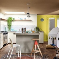 Selain di dinding, warna Spiced Honey juga bisa diterapkan di atap seperti ini. Foto: Dulux