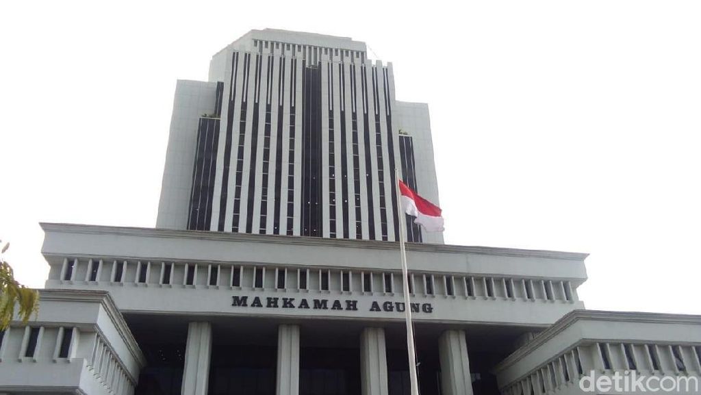 MA Menangkan Jokowi, Pemerintah Lolos dari Vonis Melawan Hukum Karhutla