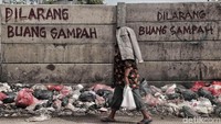 Bau busuk akan tercium saat melintas di jalan tersebut.