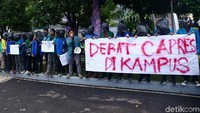 Suasana saat para mahasiswa dari Badan Eksekutif Mahasiswa Seluruh Indonesia (BEM SI) menggelar demo.