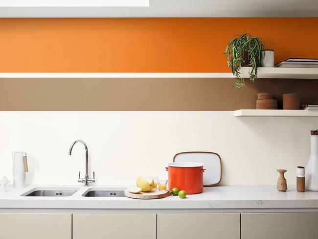 Untuk kesan rumah lebih luas tak selalu harus serba warna putih. Anda bisa menerapkan warna Spice Honey yang digabungkan dengan warna terang agar terlihat atraktif. Untuk yang suka warna monokrom, tambahkan warna terang pun rumah akan tetap terlihat luas. Dalam satu dinding kan bisa pakai dua warna, saran Diana.  Foto: Dulux