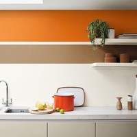 Untuk kesan rumah lebih luas tak selalu harus serba warna putih. Anda bisa menerapkan warna Spice Honey yang digabungkan dengan warna terang agar terlihat atraktif. Untuk yang suka warna monokrom, tambahkan warna terang pun rumah akan tetap terlihat luas. Dalam satu dinding kan bisa pakai dua warna, saran Diana.  Foto: Dulux