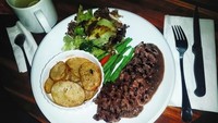Makan beefsteak, Vadi justru menyebut hidangan yang satu ini hanya cocok di makan saat malam hari. Apalagi dilengkapi dengan irisan kentang goreng dan sayuran, duh jadi bikin lapar! Foto: Instagram @vadieakbar