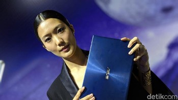 ZenBook 13 diklaim unggul dari segi dimensi. (Foto: detikINET/Adi Fida Rahman)