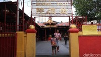 Di pekarangan vihara, sejumlah masyarakat kecil juga tampak duduk di lantai sambil mengajak serta anaknya. Tak sedikit dari mereka yang menjemput rezeki dari para umat yang bersembahyang di vihara (Randy/detikTravel)