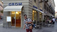 I just want to be happy, thats it! Thank you 2 M Followers 😍, kata Ricu di keterangan foto. Pemain sinetron Ganteng-ganteng Serigala ini berfoto di depan gerai gelato di Italia. Foto: Instagram rickycuaca