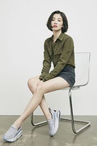 Dipakai Song Hye Kyo, 'Dad Sneakers' Ini Sold Out dalam 2 Minggu