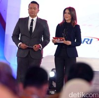 Debat pertama capres dan cawapres 2019 berlangsung di Hotel Bidakara, Pancora, Jakarta Selatan, Kamis (17/1/2019) malam. Bukan cuma performa kedua paslon, Jokowi-Maruf dan Prabowo-Sandiaga, penampilan fisik Ira Koesno sebagai moderator juga sukses menyita perhatian. Di jagat media sosial, netizen ramai memuji kecantikan Ira yang disebut awet muda. (Foto: Rengga Sancaya)