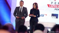 Kedua bergantian memimpin debat.