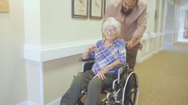 Meskipun lahir di Hawaii, 39 tahun lalu, Jason Momoa besar di Iowa bersama keluarga besarnya, termasuk sang nenek. Foto: Youtube/@jasonmomoa