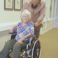 Meskipun lahir di Hawaii, 39 tahun lalu, Jason Momoa besar di Iowa bersama keluarga besarnya, termasuk sang nenek. Foto: Youtube/@jasonmomoa