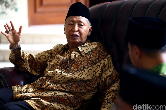 Ketua Umum PPP Muktamar Jakarta Humphrey Djemat bersama pengurus partai lainnya berkunjung ke rumah Hamzah Haz. Apa yang dibahas keduanya?