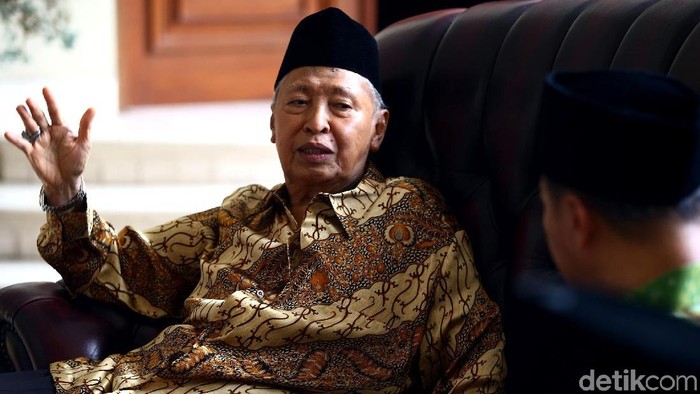 Ketua Umum PPP Muktamar Jakarta Humphrey Djemat bersama pengurus partai lainnya berkunjung ke rumah Hamzah Haz. Apa yang dibahas keduanya?