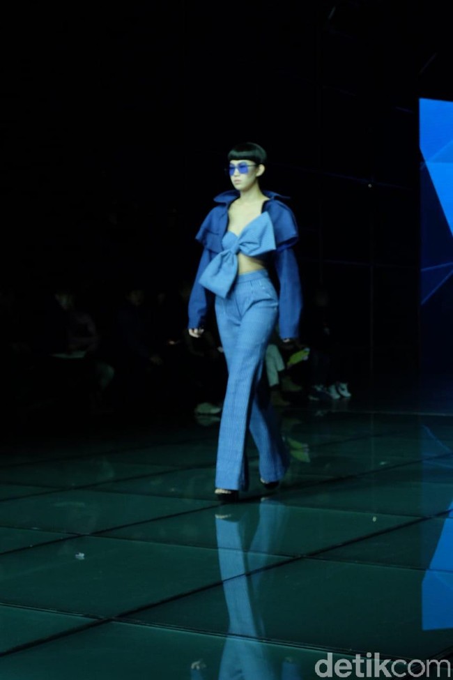 Pada show penutupan Harbin Fashion Week 2019, Rabu (16/1/2019), Priyo membawa 35 koleksi; 17 busana pria dan 18 wanita. Koleksi dengan nama Rhapsody Blue itu bermain dengan biru hingga ke arah gelap. Ia memanfaatkan kain Indonesia, yakni tenun Sambas dari Kalimantan Barat dan Lurik dari Klaten, Jawa Tengah. Foto: Kiki Oktaviani/Wolipop
