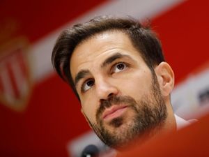Ogah Pensiun, Cesc Fabregas Cari Pelabuhan Klub Baru