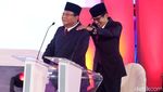 Momen Ketika Sandiaga Memijit Bahu Prabowo