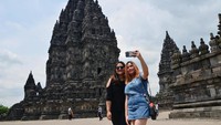 Setiap harinya selalu ramai wisatawan berkunjung. Terlihat sejumlah wisatawan berswafoto di kawasan Candi Prambanan, Sleman, Yogyakarta(Satria Nandha/detikTravel)