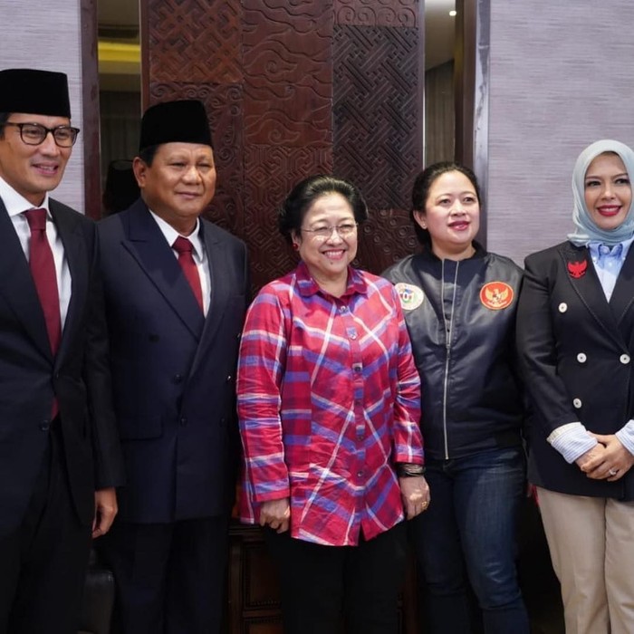 Sandiaga Uno, Prabowo, Megawati Soekarnoputri, Puan Maharani dan Nur Asia foto bersama jelang debat pilpres 2019
