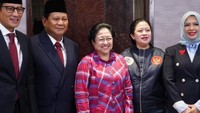 Megawati dan Prabowo kemudian bertemu lagi jelang debat Pilpres 2019. Pada saat itu, Prabowo-Sandiaga Uno hendak debat pilpres. Di dalam salah satu lift lokasi debat, Prabowo, Sandiaga, Megawati, Puan Maharani dan Nur Asia berfoto bersama. (Instagram/@sandiuno)
