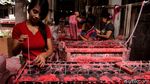 Produksi Lilin Dikebut Jelang Imlek
