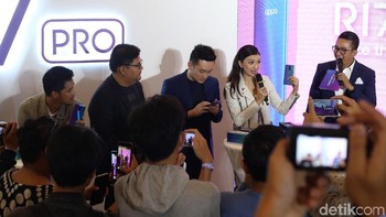 Aksi Raline Shah me-unboxing R17 Pro. Foto: Ari Saputra