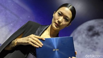 ZenBook 13 digadang menjadi pesaing MacBook Air yang dirilis Apple tahun lalu. (Foto: detikINET/Adi Fida Rahman)