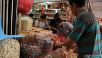 Mau cari manisan buah atau permen lucu warna-warni, traveler juga bisa menemukannya di Glodok. PIlihannya pun sangat beragam (Randy/detikTravel)