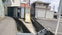 Bukan lokasi yang cocok untuk taman bermain. Bukan banget. Istimewa/Dok. Boredpanda.