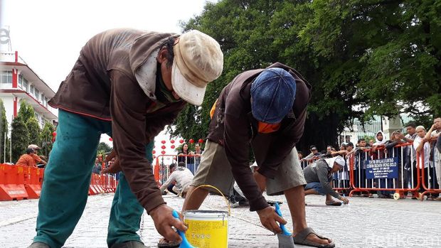Perbaikan mosaik di depan Balai Kota Surakarta.