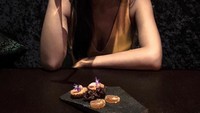Tampil cantik dan menawan, Nina memilih wine dan kue untuk menutup harinya yang panjang setelah menjelajah gunung. Foto: Instagram @ninakozok