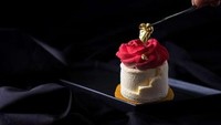 Emas kini bukan hanya jadi logam mulia yang dijadikan perhiasan tapi juga bisa dimakan. Setelah diolah, emas bisa dijadikan makanan yang aman. Lembaran emas ini harganya Rp 269 ribu per miligram. Foto: Istimewa