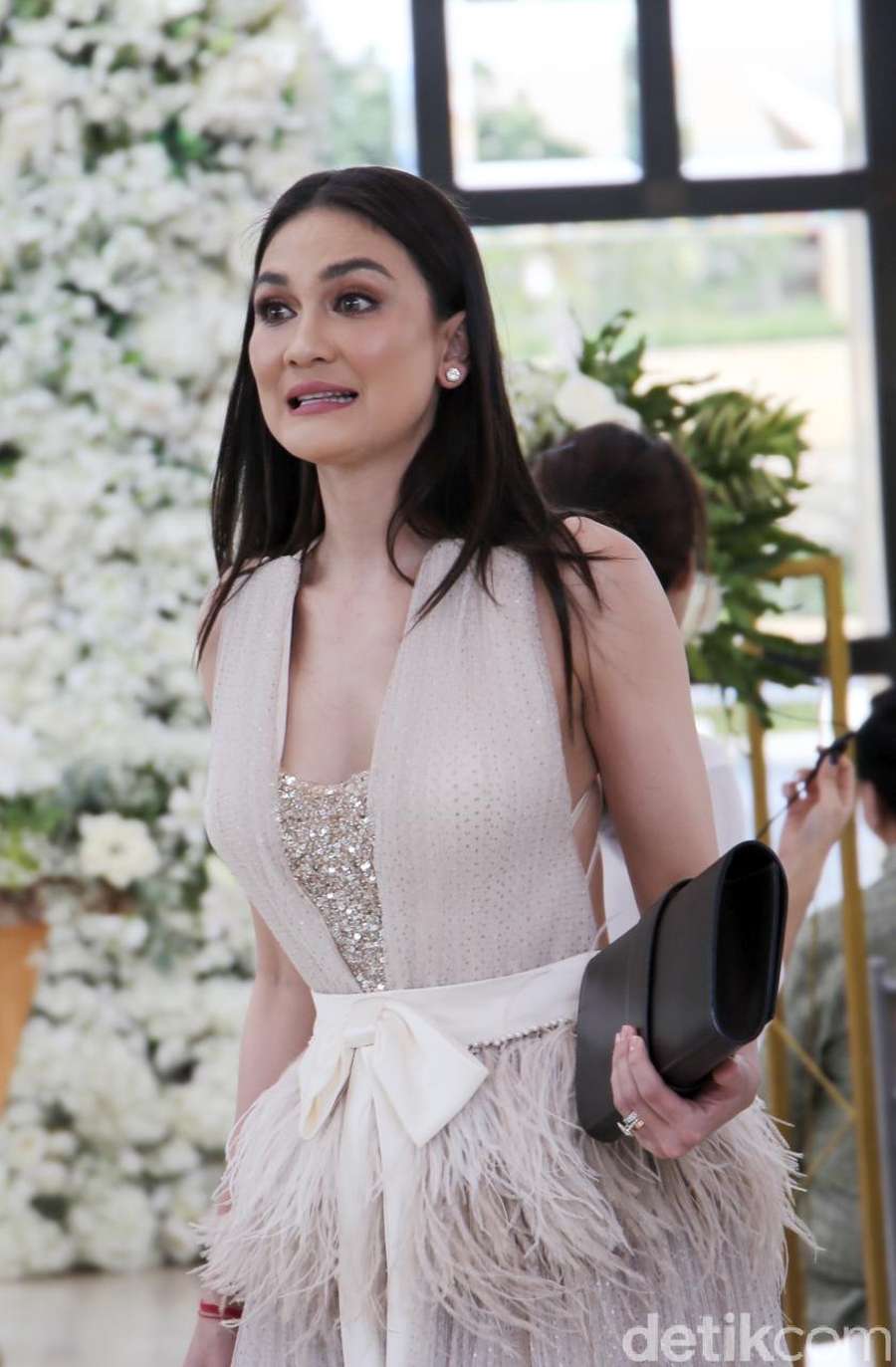 Luna Maya Mendadak Cengeng Lihat Orang Nikah, Baper?