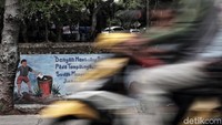 Sebanyak 10 karya mural menghiasi dinding tanggul Kali Sunter. Mural-mural itu merupakan hasil karya warga yang mengikuti lomba mural diadakan oleh pihak Pertamina.