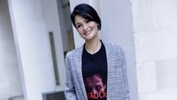 Rima tampil menawan dengan luaran berwarna abu-abu, jeans dan sneakers putih. Pool/Palevi S/detikFoto.