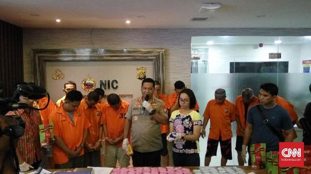 Polisi dan para tersangka jaringan narkotika Jakarta-Banjarmasin.
