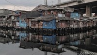 Di bantaran sungai tersebut berdiri sederet rumah semi permanan warga.