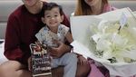 Pose Keren Aditya Suryo, Adik Chand Kelvin yang Hobi Makan Burger