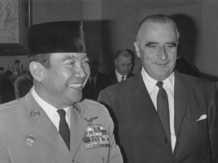 1945:  Indonesian statesman Achmed Sukarno (1902 - 1970), first president of the Indonesian Republic formed in 1945.  (Photo by Express/Express/Getty Images)