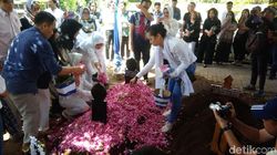 Mensesneg Pratikno Hadiri Pemakaman Ekonom Tony Prasetiantono Mensesneg Pratikno Hadiri Pemakaman Ekonom Tony Prasetiantono