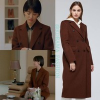 Pada episode dua Encounter saat melakukan adegan di ruang kerjanya, aktris 37 tahun itu tampil memakai long coat berwarna cokelat dari desainer Jill Stuart. Coat berbahan wool cashmere itu harganya mencapai 1.290.000 Won atau sekitar Rp 16,3 juta. Foto: Instagram @kdrama_fashion