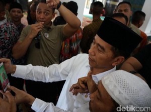 Usai Salat Jumat di Masjid Besar Cibatu, Jokowi Bagi 257 Sertifikat Wakaf