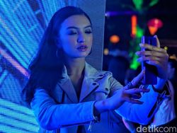 Gemerlap Penjualan Perdana Oppo R17