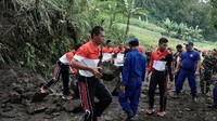Hujan lebat yang mengguyur selama beberapa hari ini mengakibatkan longsor di Bukit Abang, Kintamani, Bangli. Akibatnya akses jalan di tiga desa yaitu Desa Abang Batundinding, Desa Trunyan ke Desa Buahan terputus.