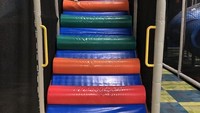 Ya silakan anak dengan disabilitas masuk ke sini. Selera humor si perancang arena bermain ini mungkin berbeda dengan orang normal. Istimewa/Dok. Boredpanda.
