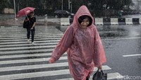 Sisanya, tak sedikit juga dari warga yang mengenakan jas hujan sekali pakai ini. Lebih simple dan mudah dibawa.