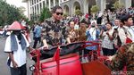 Berkacamata Hitam dan Batik, Jonan Jajal Becak Listrik