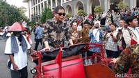 Menteri Energi Sumber Daya Manusia (ESDM) RI, Ignasius Jonan menjajal becak listrik sambil menjadi supir becak tersebut sementara Rektor UGM, Panut Mulyono duduk di kursi penumpang sambil berjalan menuju depan Gedung Pusat UGM.